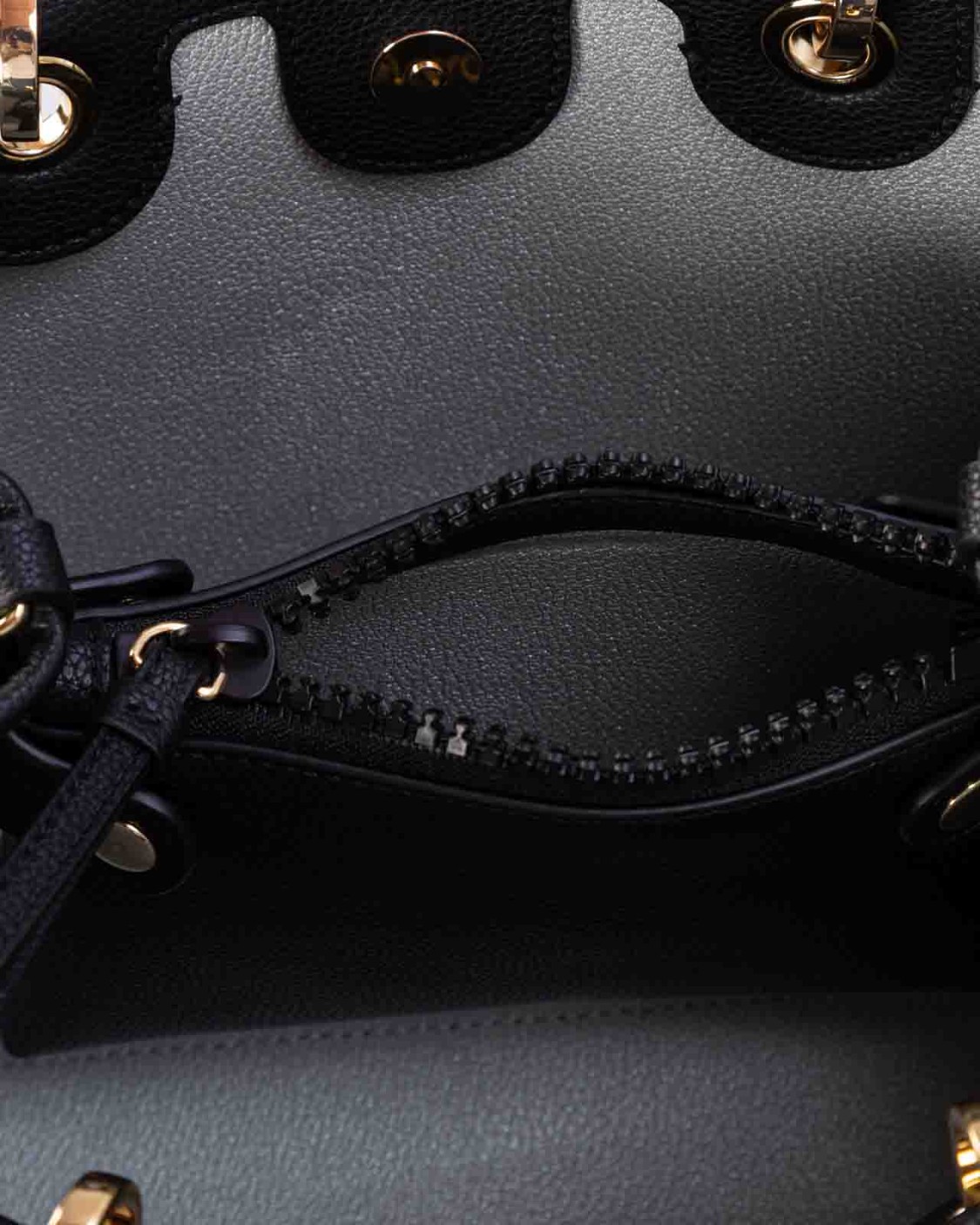 shop EMPORIO ARMANI  Borsa: Emporio Armani shopper MyEA Bag piccola, stampa cervo.
Borsa a mano realizzata con rifinitura stampa cervo.
Tracolla logata removibile e regolabile.
Logo frontale dorato.
Doppi manici a tono. 
I manici possono essere sganciati e i ganci possono essere cambiati con quelli della stessa linea. 
Pochette interna in coordinato con zip. 
Interno foderato.
Dimensioni: 26 x 20 x 10 cm.
Composizione: 100% poliuretano.
Made in China.. Y3D166 YFO5B-85218 number 3104921